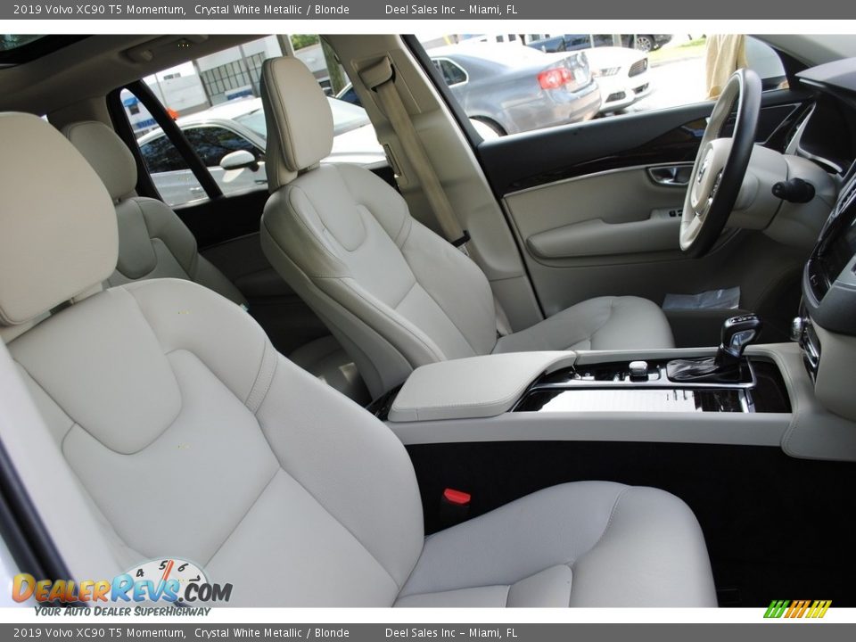 2019 Volvo XC90 T5 Momentum Crystal White Metallic / Blonde Photo #19
