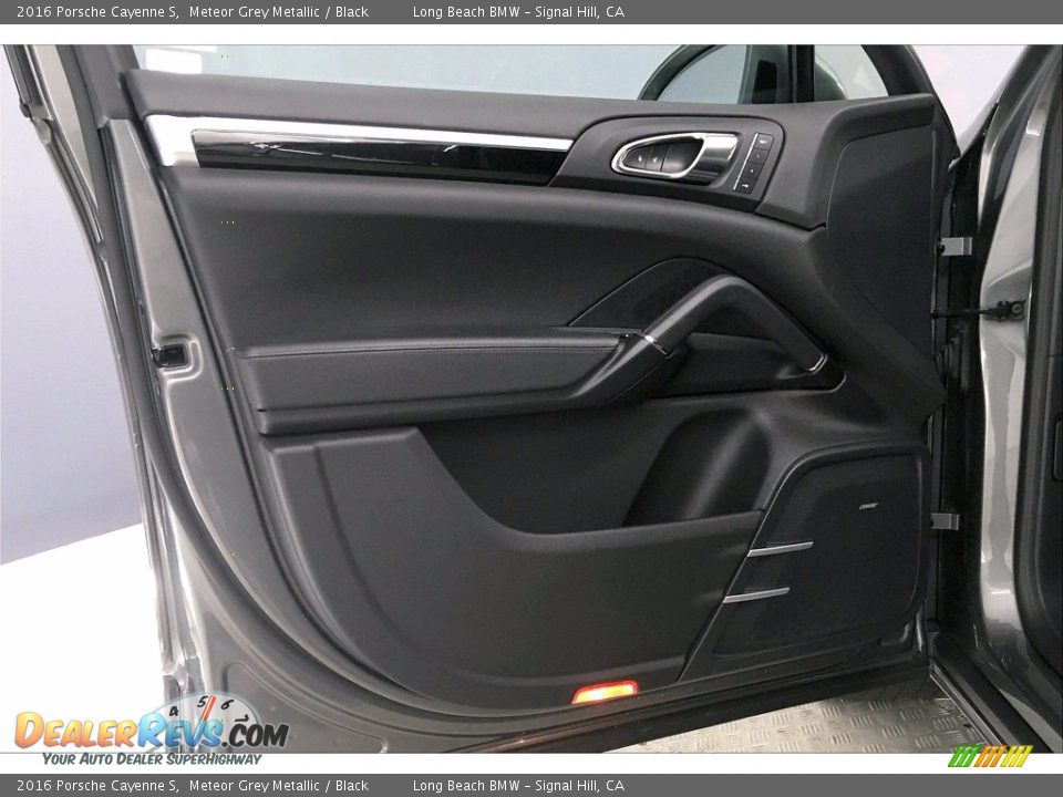 Door Panel of 2016 Porsche Cayenne S Photo #23