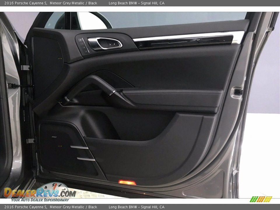Door Panel of 2016 Porsche Cayenne S Photo #24