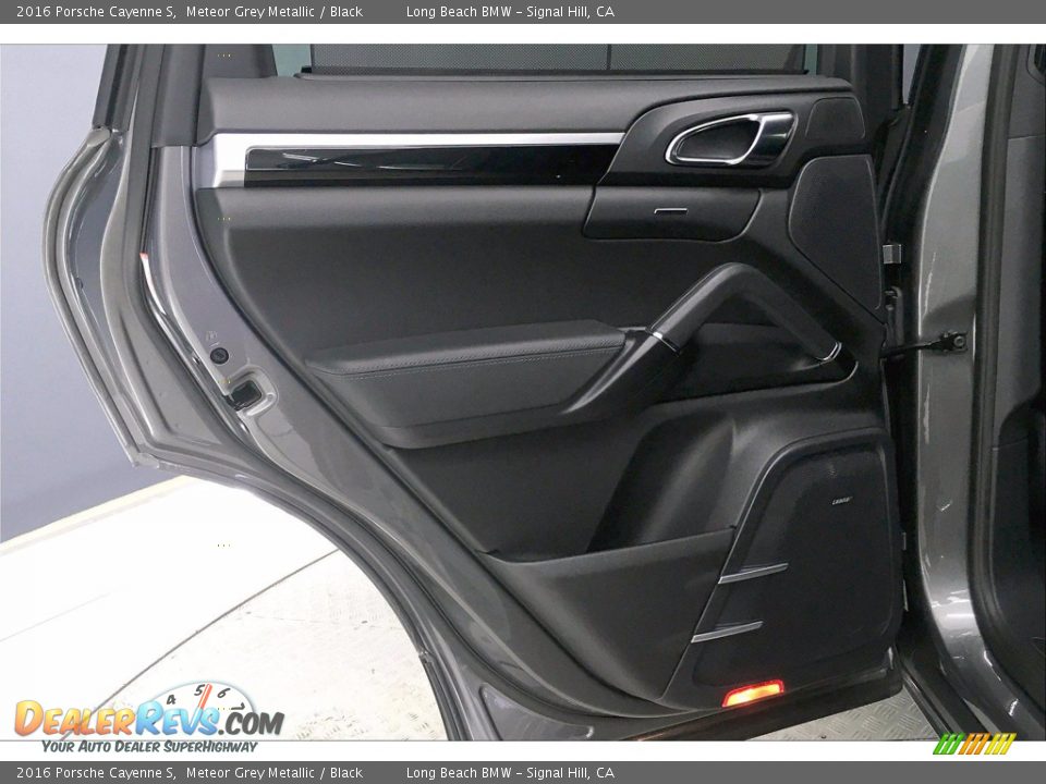 Door Panel of 2016 Porsche Cayenne S Photo #25