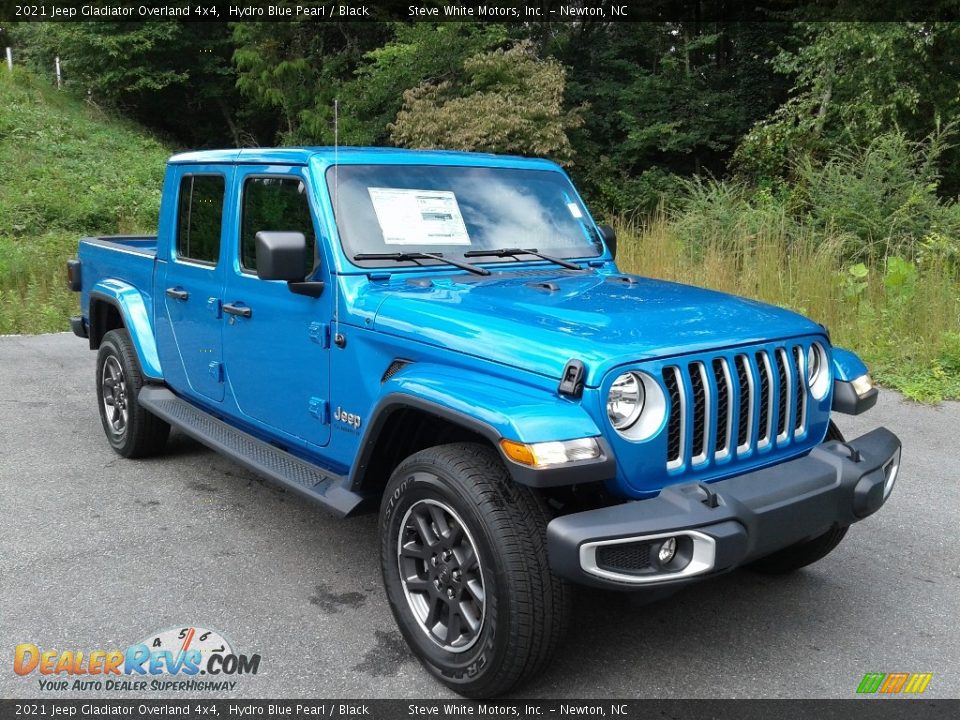 Front 3/4 View of 2021 Jeep Gladiator Overland 4x4 Photo #4