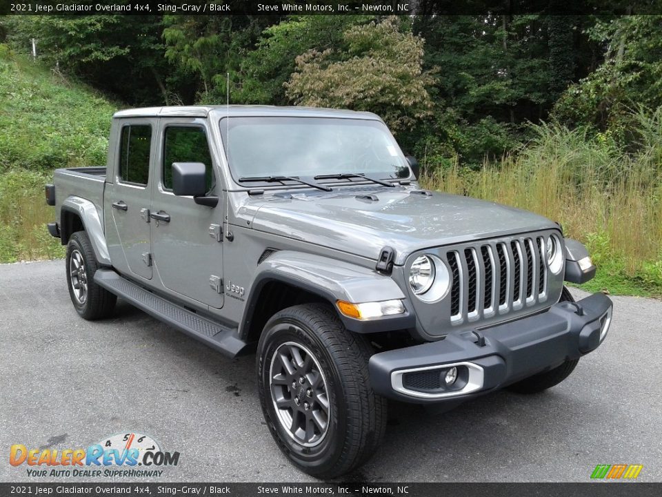 Front 3/4 View of 2021 Jeep Gladiator Overland 4x4 Photo #5