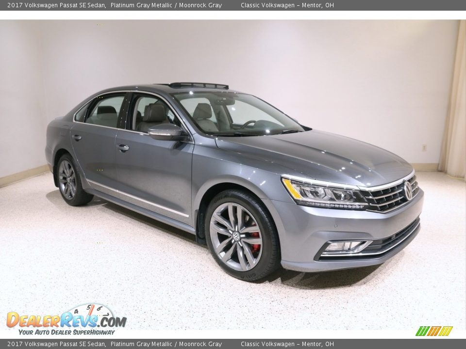 Front 3/4 View of 2017 Volkswagen Passat SE Sedan Photo #1