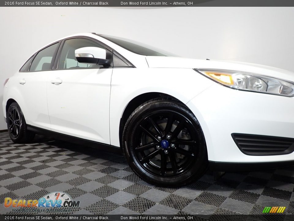 2016 Ford Focus SE Sedan Oxford White / Charcoal Black Photo #3