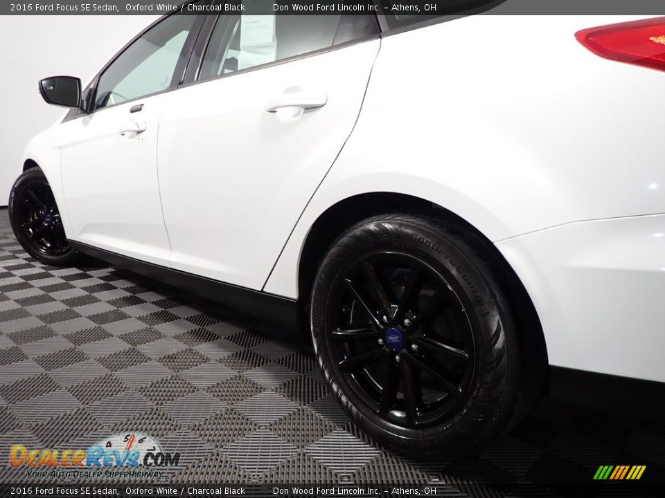 2016 Ford Focus SE Sedan Oxford White / Charcoal Black Photo #10