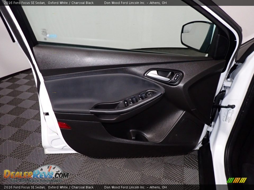 2016 Ford Focus SE Sedan Oxford White / Charcoal Black Photo #16