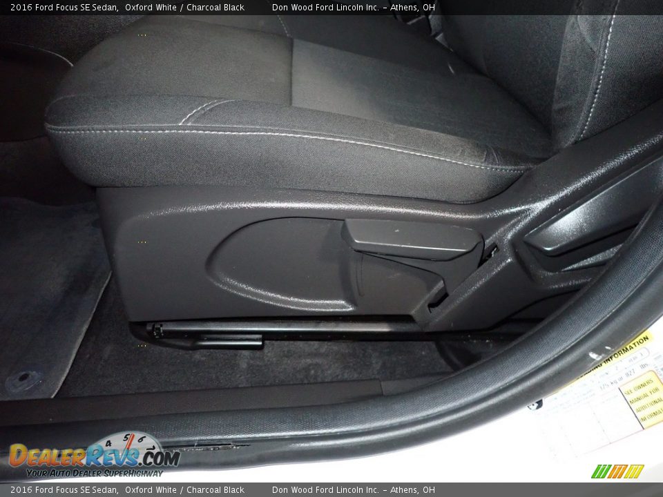 2016 Ford Focus SE Sedan Oxford White / Charcoal Black Photo #17