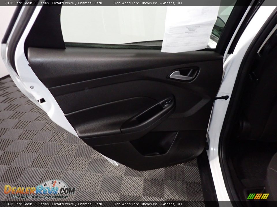 2016 Ford Focus SE Sedan Oxford White / Charcoal Black Photo #19