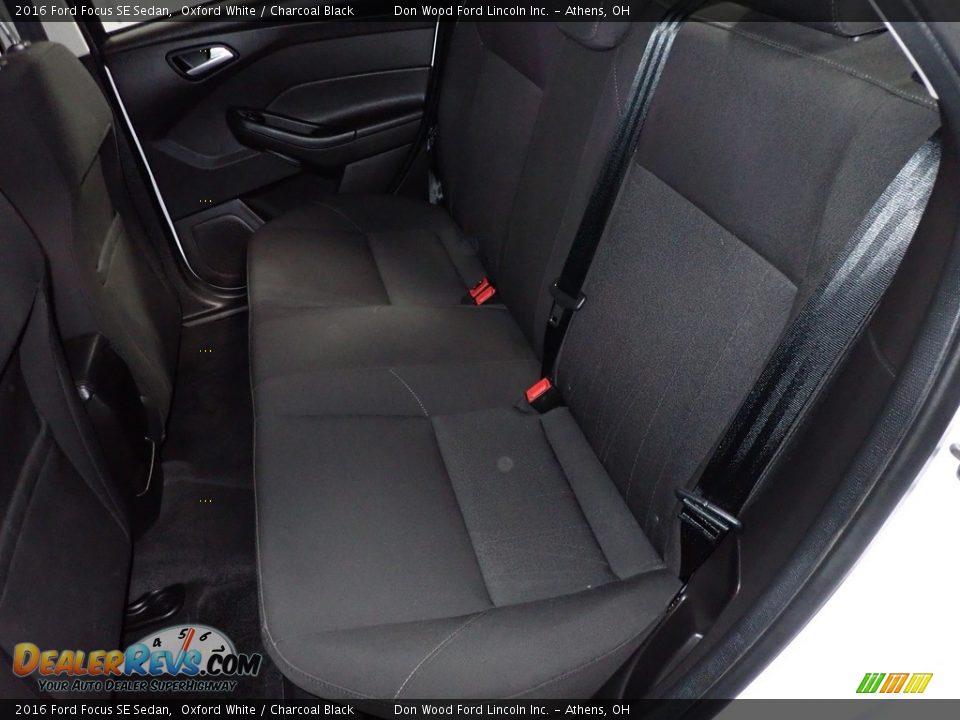 2016 Ford Focus SE Sedan Oxford White / Charcoal Black Photo #20
