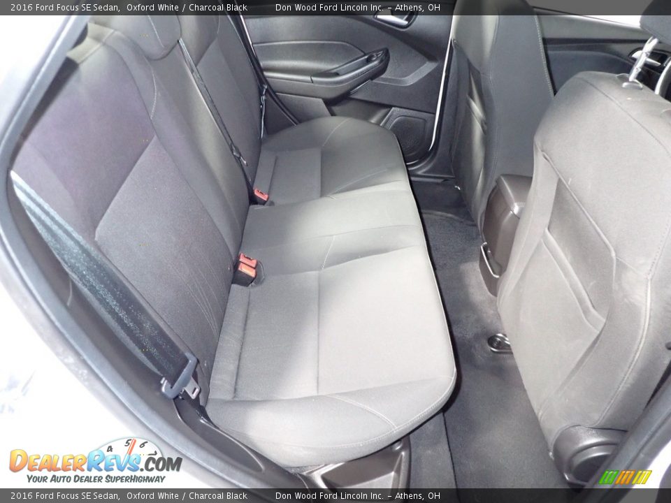 2016 Ford Focus SE Sedan Oxford White / Charcoal Black Photo #22