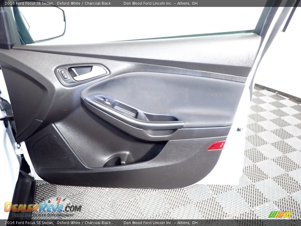 2016 Ford Focus SE Sedan Oxford White / Charcoal Black Photo #23