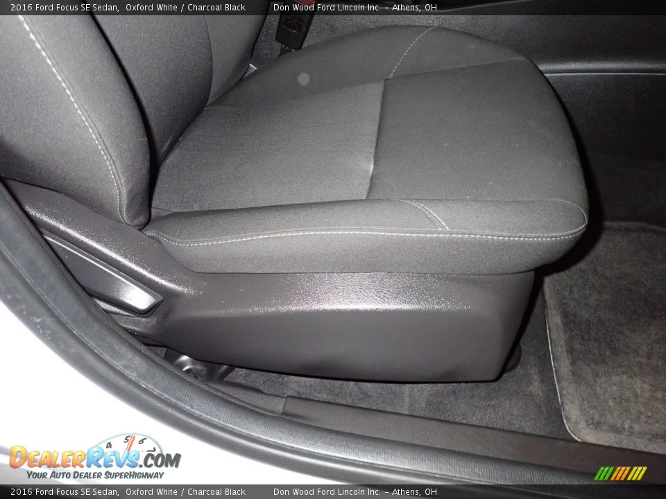 2016 Ford Focus SE Sedan Oxford White / Charcoal Black Photo #24