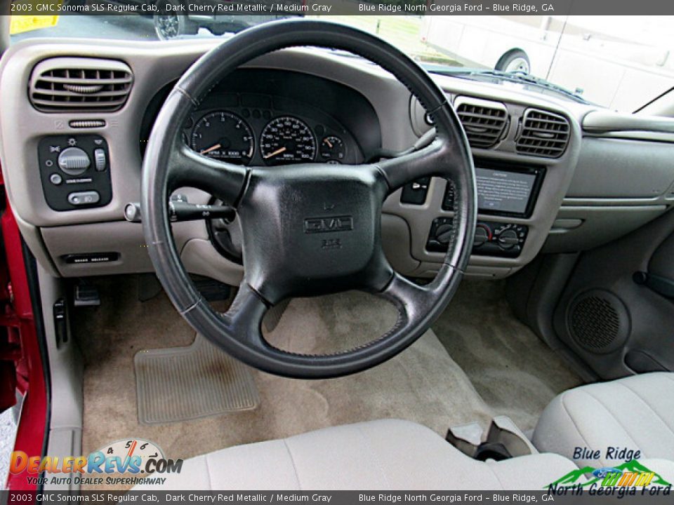 Dashboard of 2003 GMC Sonoma SLS Regular Cab Photo #12