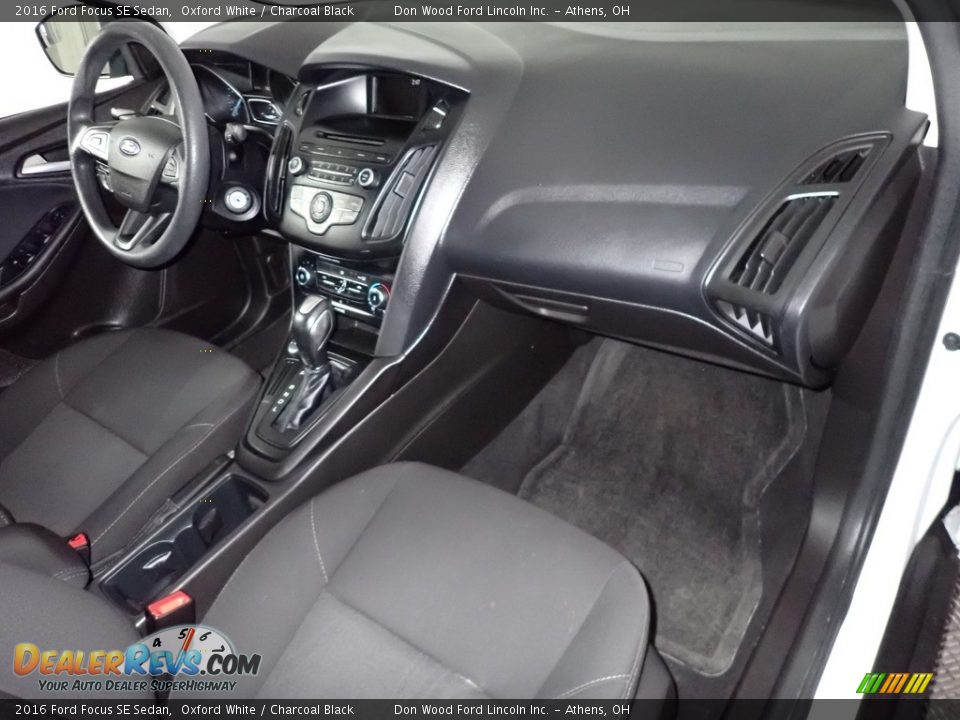2016 Ford Focus SE Sedan Oxford White / Charcoal Black Photo #25