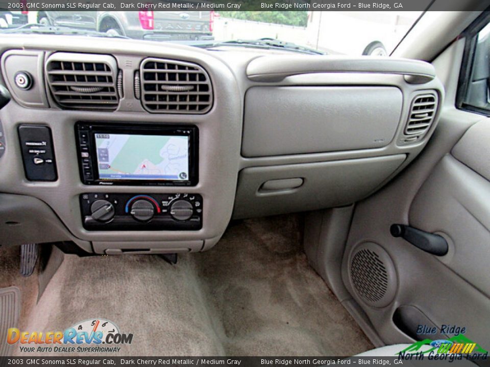 Dashboard of 2003 GMC Sonoma SLS Regular Cab Photo #13