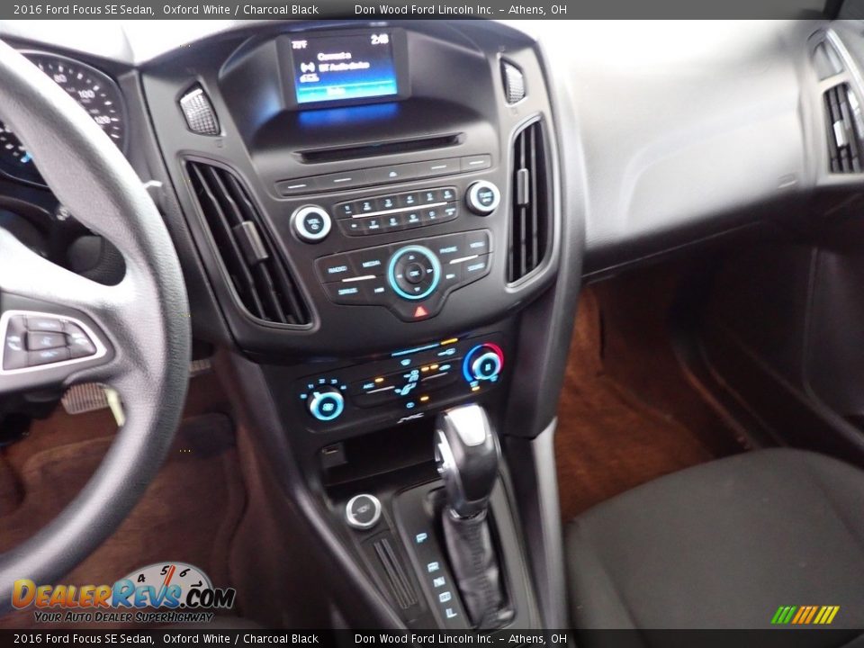 2016 Ford Focus SE Sedan Oxford White / Charcoal Black Photo #29
