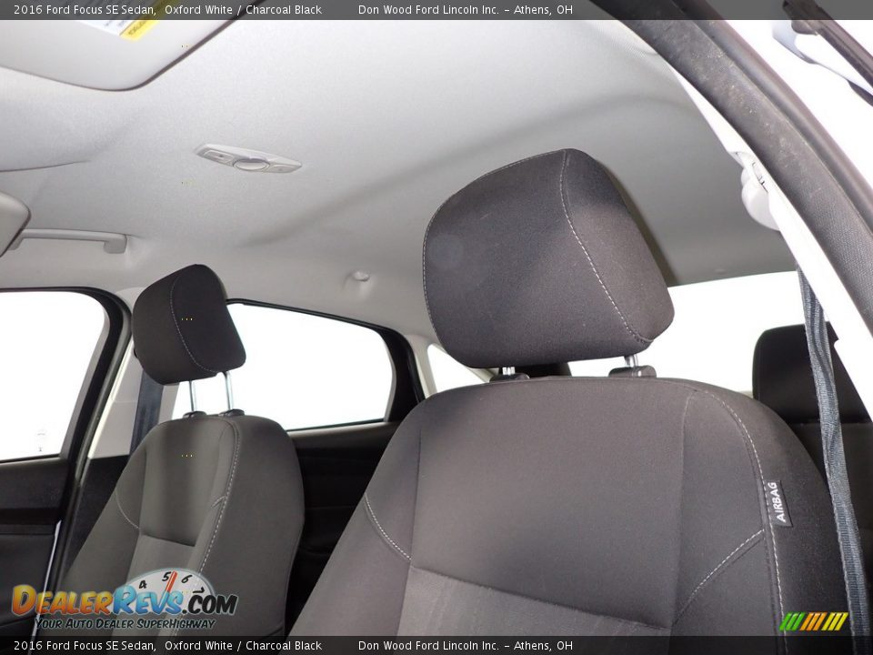 2016 Ford Focus SE Sedan Oxford White / Charcoal Black Photo #30