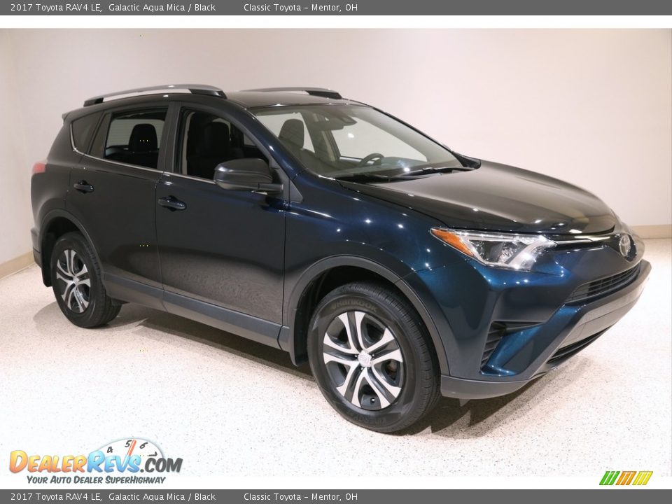 Front 3/4 View of 2017 Toyota RAV4 LE Photo #1