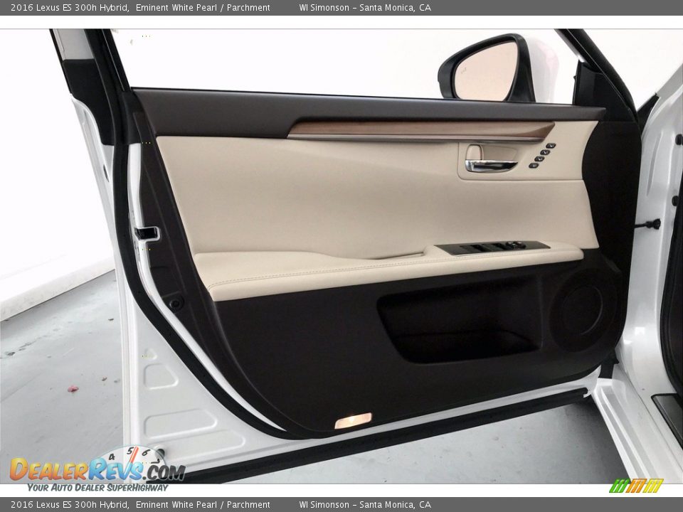 Door Panel of 2016 Lexus ES 300h Hybrid Photo #25