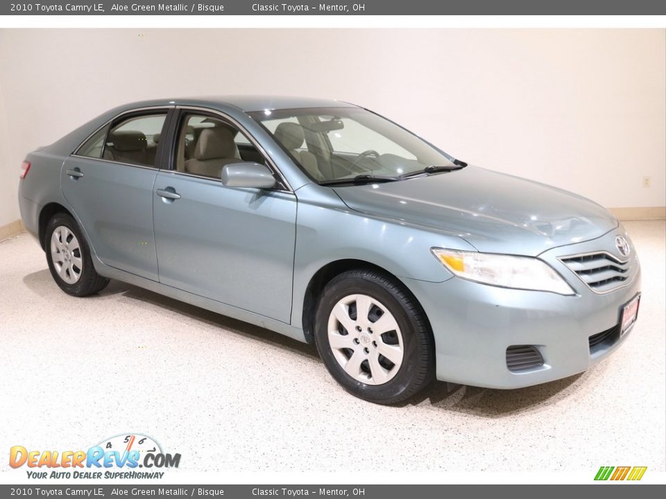 Front 3/4 View of 2010 Toyota Camry LE Photo #1