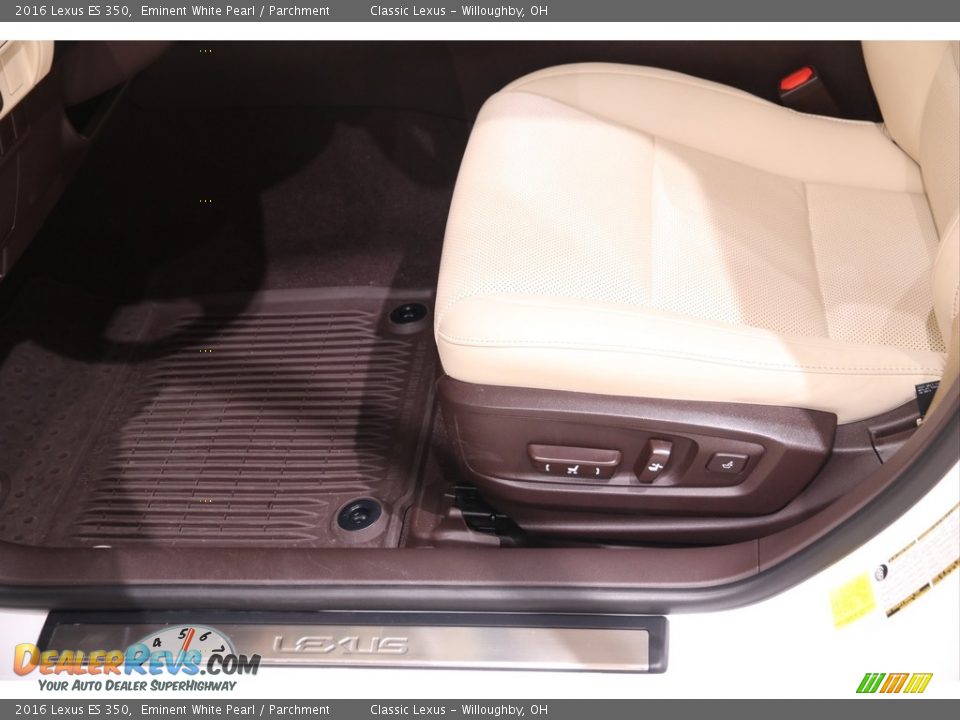 Front Seat of 2016 Lexus ES 350 Photo #8