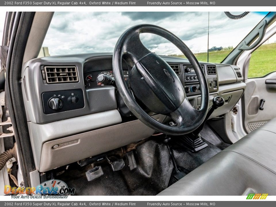 Dashboard of 2002 Ford F350 Super Duty XL Regular Cab 4x4 Photo #20