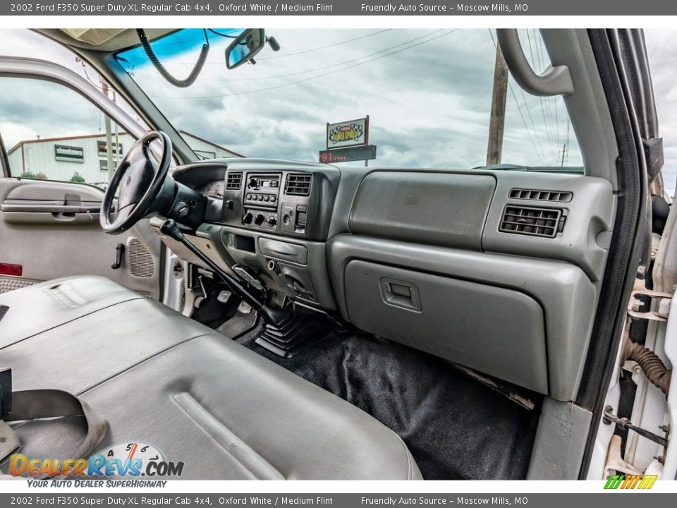 Front Seat of 2002 Ford F350 Super Duty XL Regular Cab 4x4 Photo #26