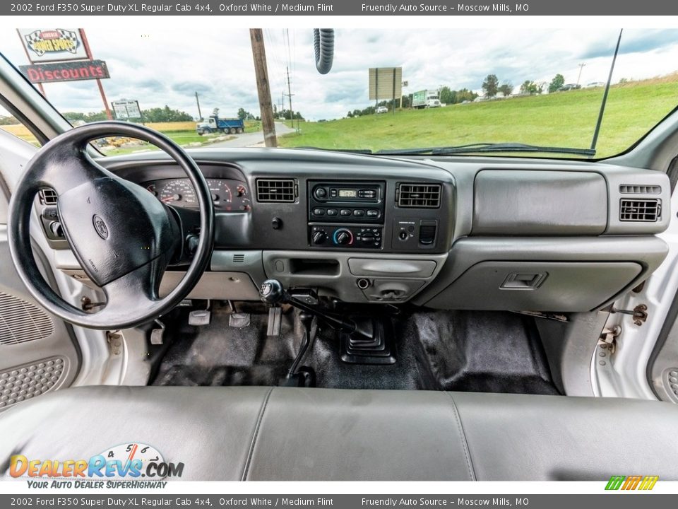 Dashboard of 2002 Ford F350 Super Duty XL Regular Cab 4x4 Photo #29