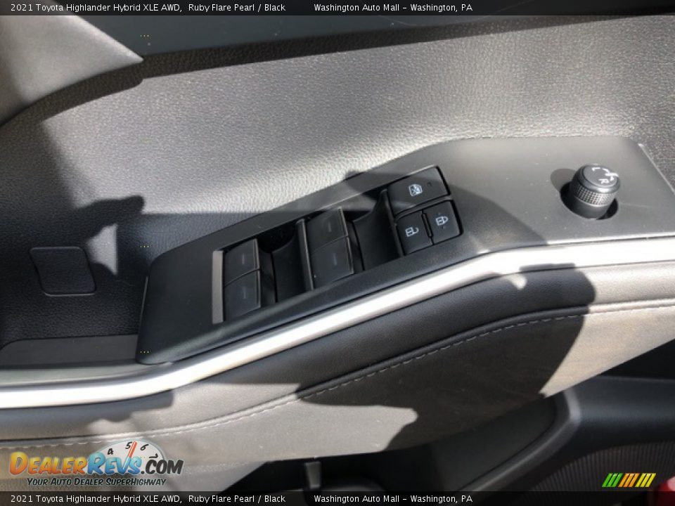 Controls of 2021 Toyota Highlander Hybrid XLE AWD Photo #5