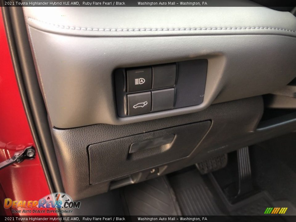 Controls of 2021 Toyota Highlander Hybrid XLE AWD Photo #7