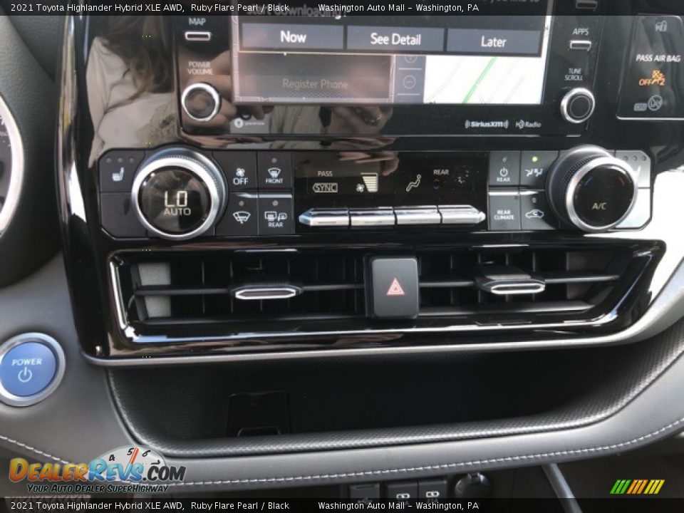 Controls of 2021 Toyota Highlander Hybrid XLE AWD Photo #20