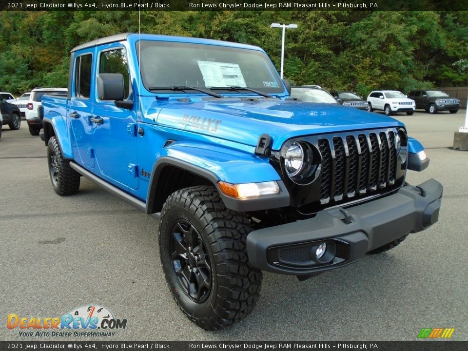 Front 3/4 View of 2021 Jeep Gladiator Willys 4x4 Photo #3