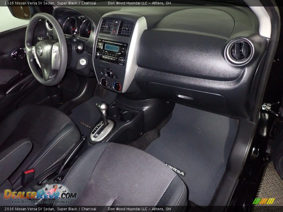 2016 Nissan Versa SV Sedan Super Black / Charcoal Photo #26