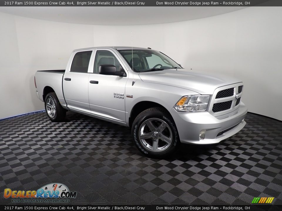 Front 3/4 View of 2017 Ram 1500 Express Crew Cab 4x4 Photo #2