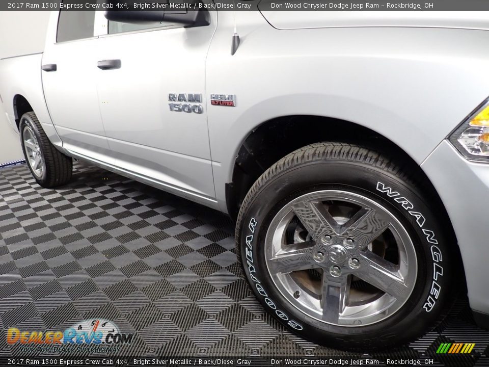 2017 Ram 1500 Express Crew Cab 4x4 Bright Silver Metallic / Black/Diesel Gray Photo #3