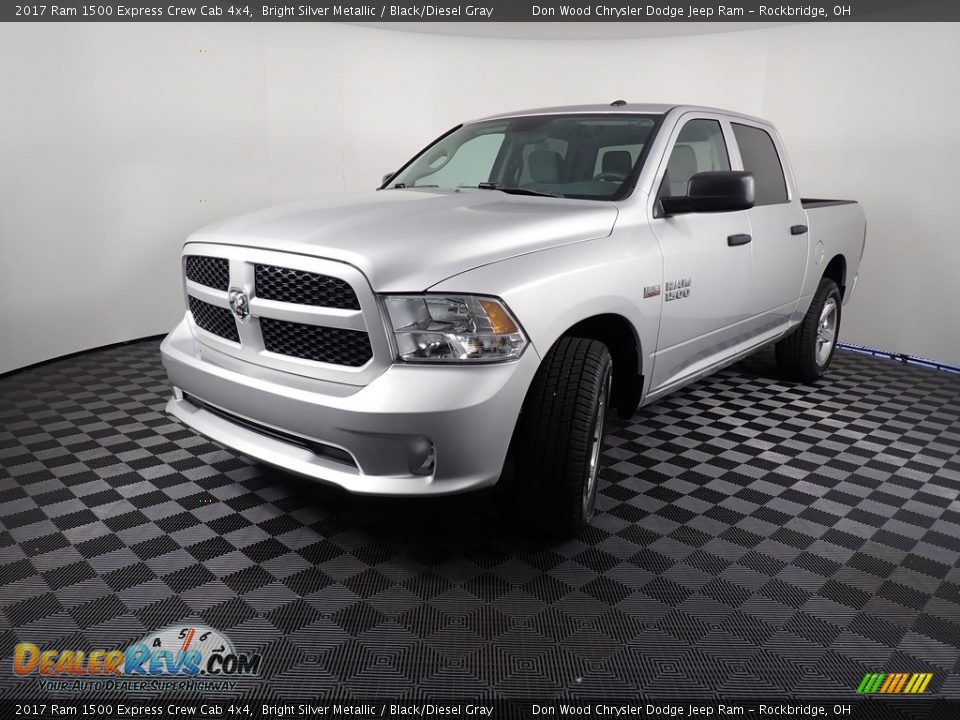2017 Ram 1500 Express Crew Cab 4x4 Bright Silver Metallic / Black/Diesel Gray Photo #7