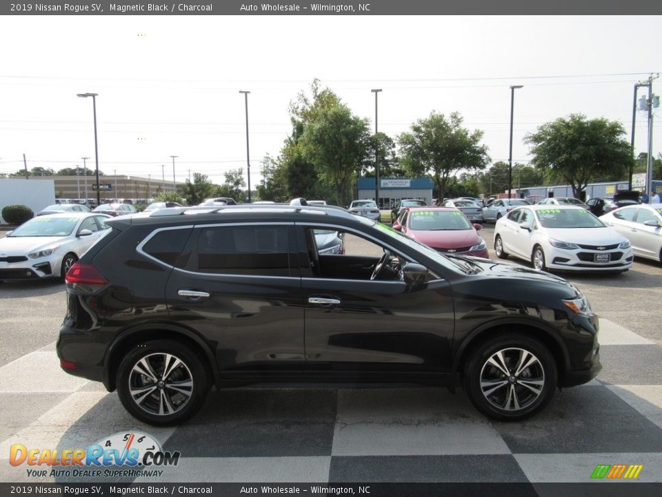 2019 Nissan Rogue SV Magnetic Black / Charcoal Photo #3