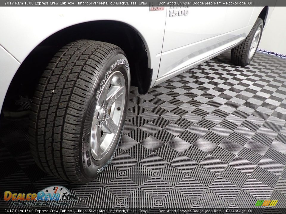 2017 Ram 1500 Express Crew Cab 4x4 Bright Silver Metallic / Black/Diesel Gray Photo #8