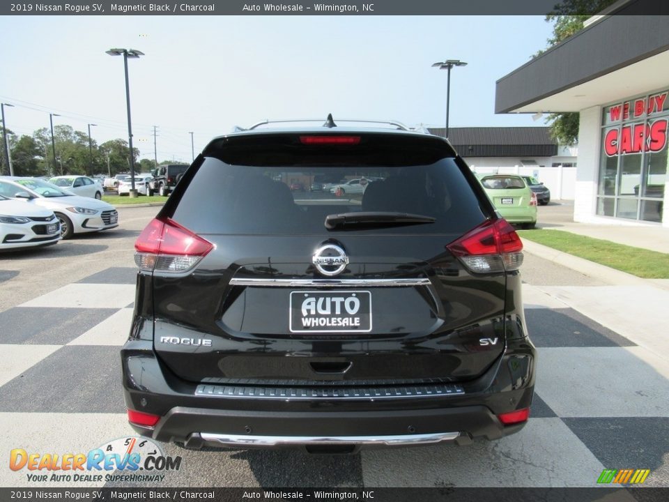 2019 Nissan Rogue SV Magnetic Black / Charcoal Photo #4