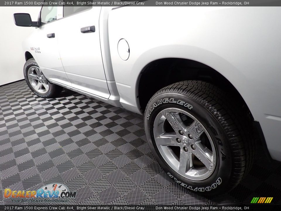 2017 Ram 1500 Express Crew Cab 4x4 Bright Silver Metallic / Black/Diesel Gray Photo #9