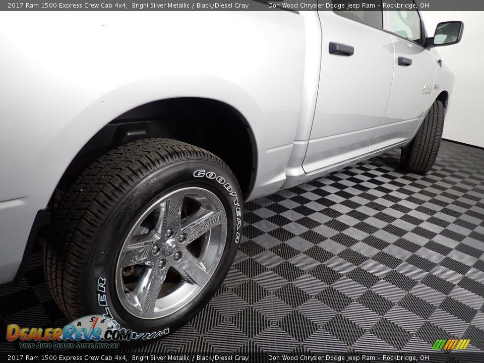 2017 Ram 1500 Express Crew Cab 4x4 Bright Silver Metallic / Black/Diesel Gray Photo #15