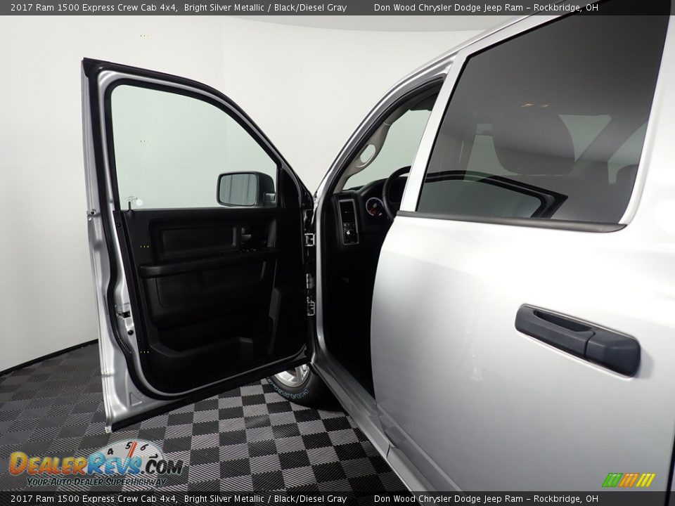 2017 Ram 1500 Express Crew Cab 4x4 Bright Silver Metallic / Black/Diesel Gray Photo #17