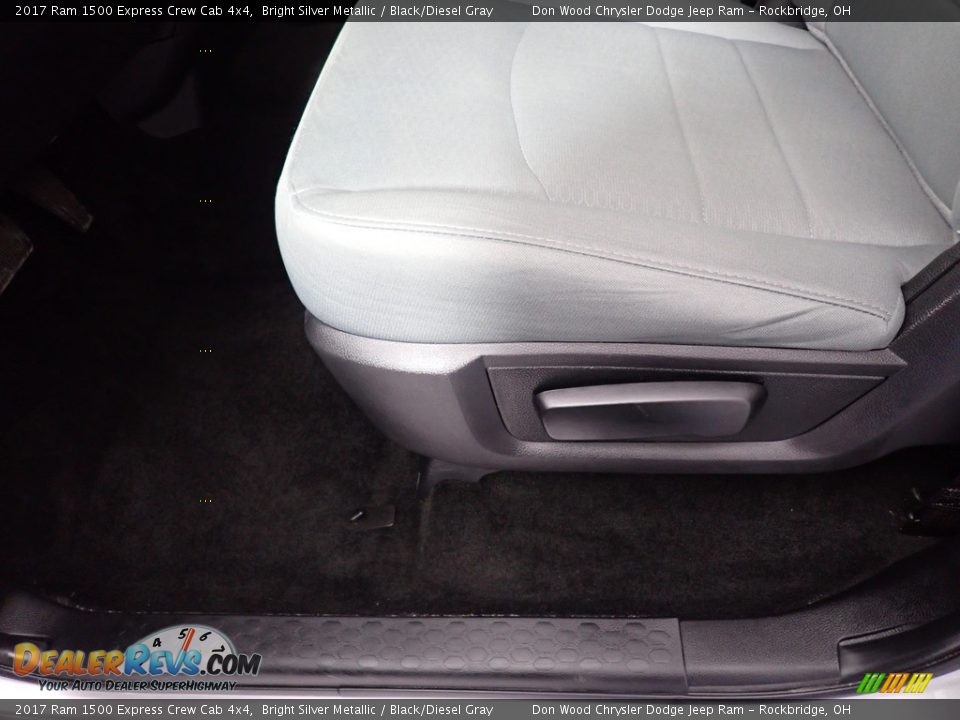 2017 Ram 1500 Express Crew Cab 4x4 Bright Silver Metallic / Black/Diesel Gray Photo #19
