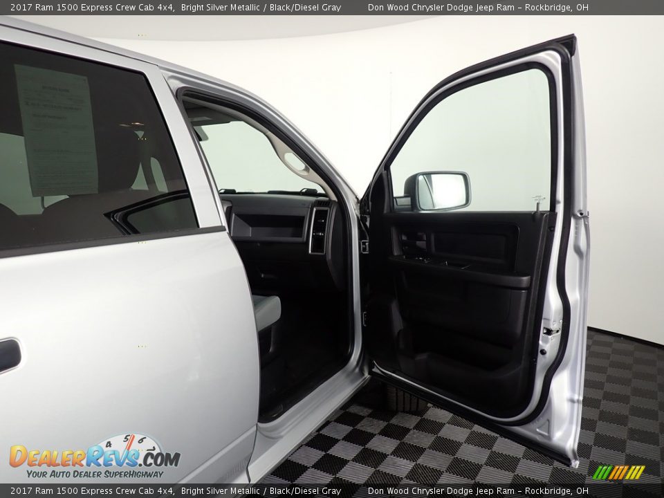 2017 Ram 1500 Express Crew Cab 4x4 Bright Silver Metallic / Black/Diesel Gray Photo #28