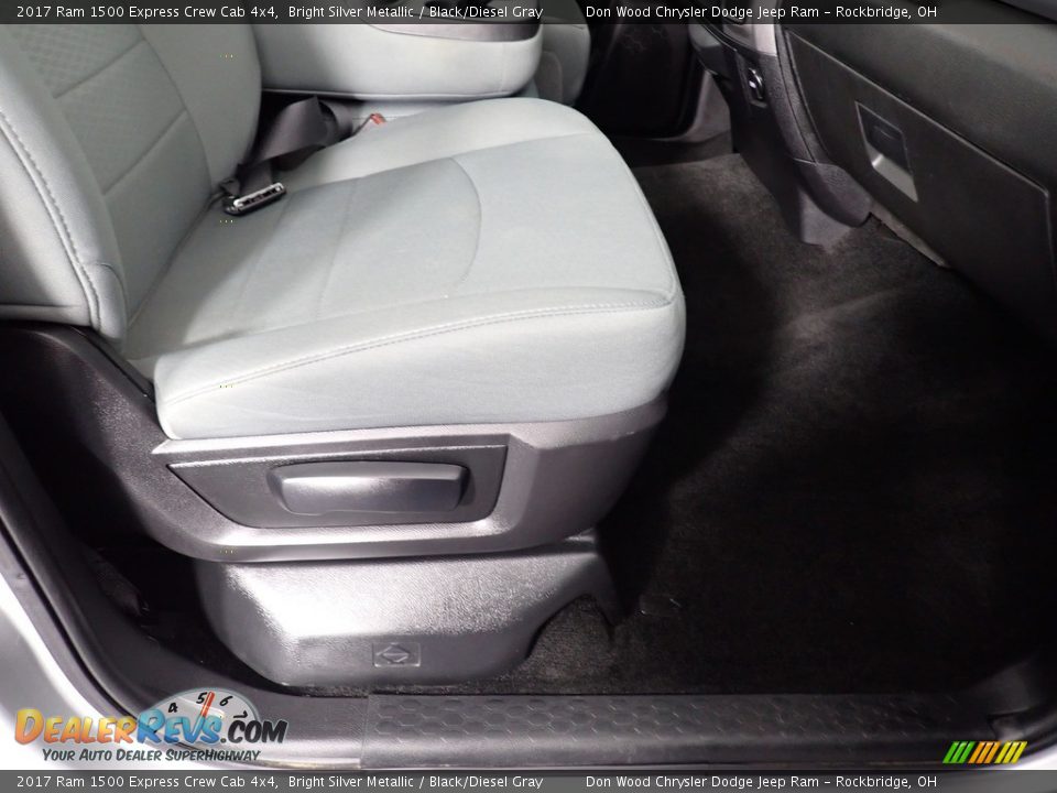 2017 Ram 1500 Express Crew Cab 4x4 Bright Silver Metallic / Black/Diesel Gray Photo #29