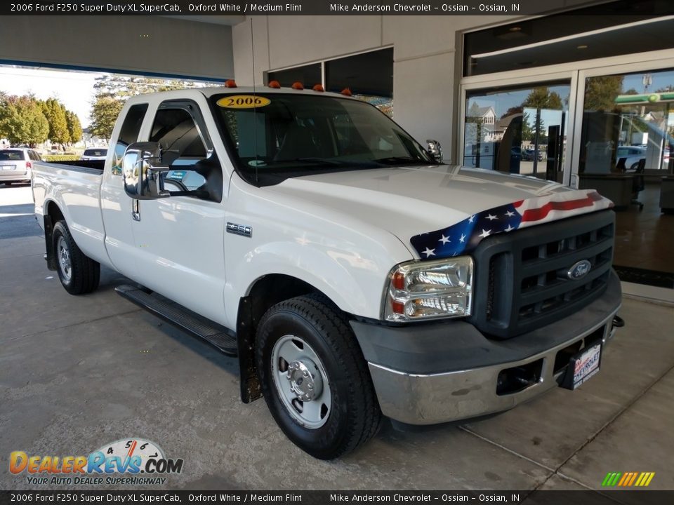 2006 Ford F250 Super Duty XL SuperCab Oxford White / Medium Flint Photo #2