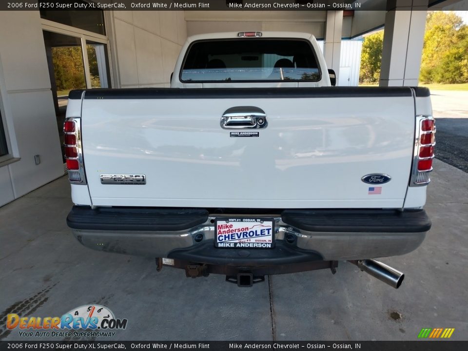 2006 Ford F250 Super Duty XL SuperCab Oxford White / Medium Flint Photo #5