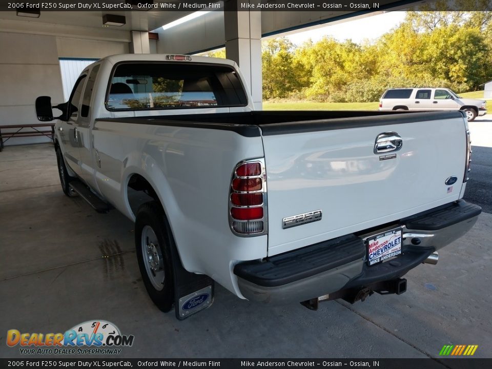 2006 Ford F250 Super Duty XL SuperCab Oxford White / Medium Flint Photo #7