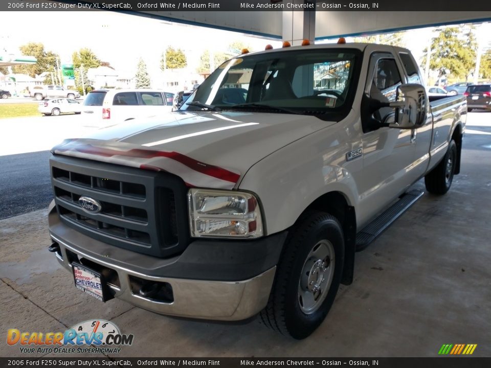 2006 Ford F250 Super Duty XL SuperCab Oxford White / Medium Flint Photo #8