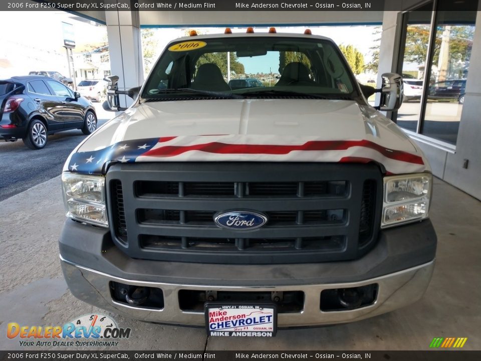 2006 Ford F250 Super Duty XL SuperCab Oxford White / Medium Flint Photo #9